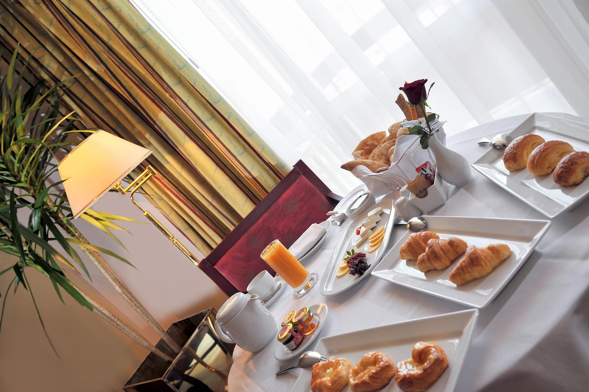 Safir Hotel Cairo Giza Bagian luar foto A typical breakfast