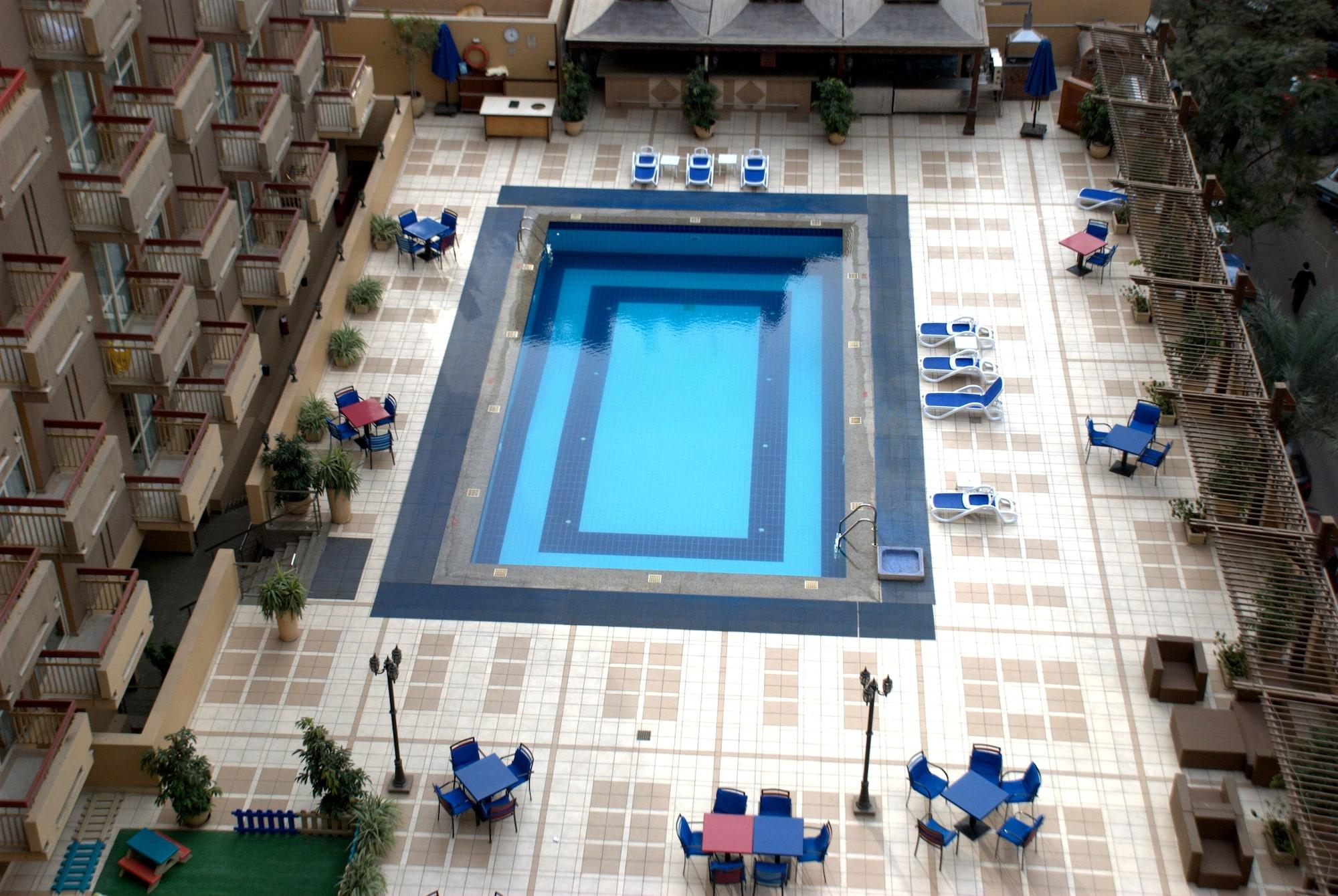 Safir Hotel Cairo Giza Bagian luar foto The pool at the hotel