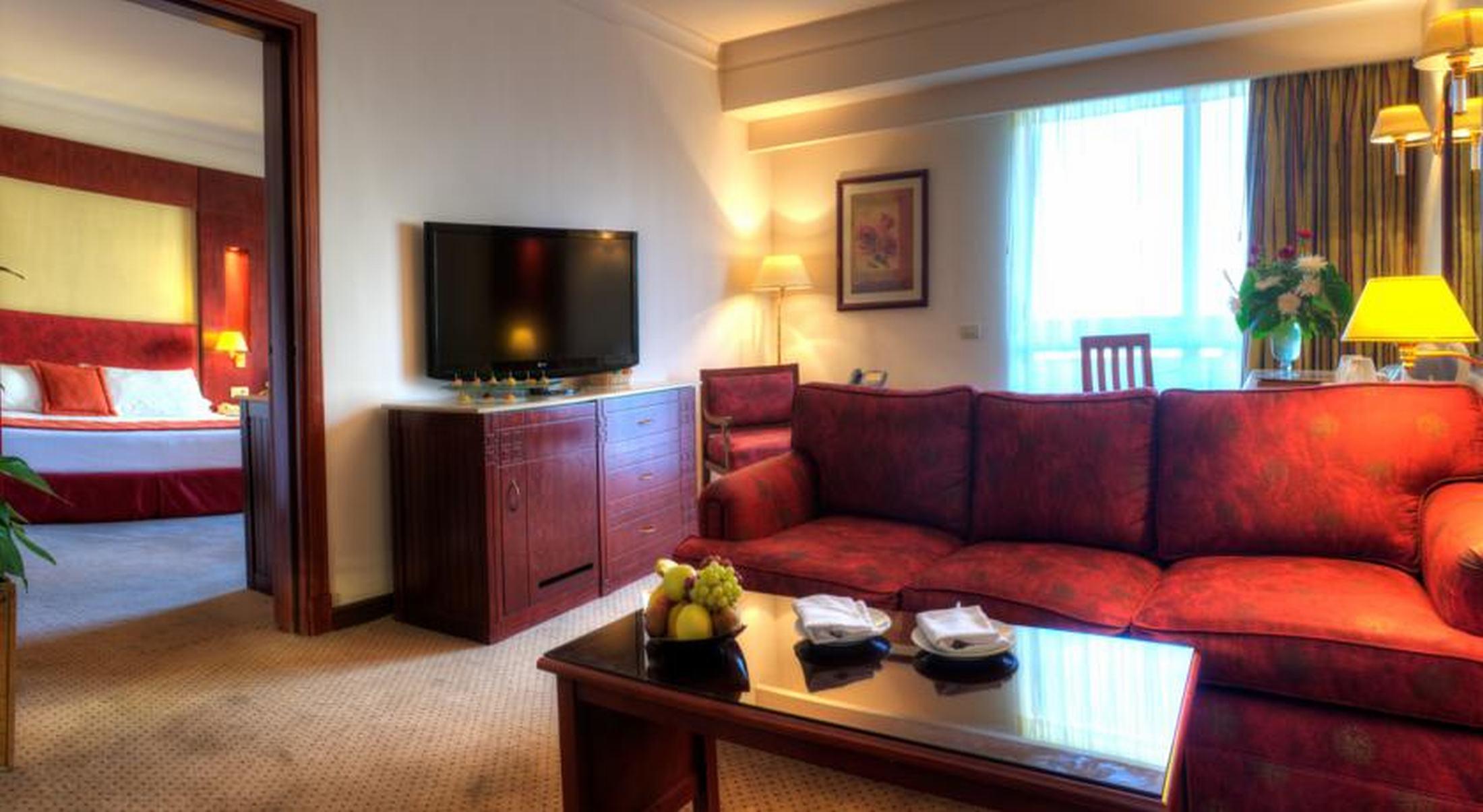 Safir Hotel Cairo Giza Bagian luar foto A suite at the hotel