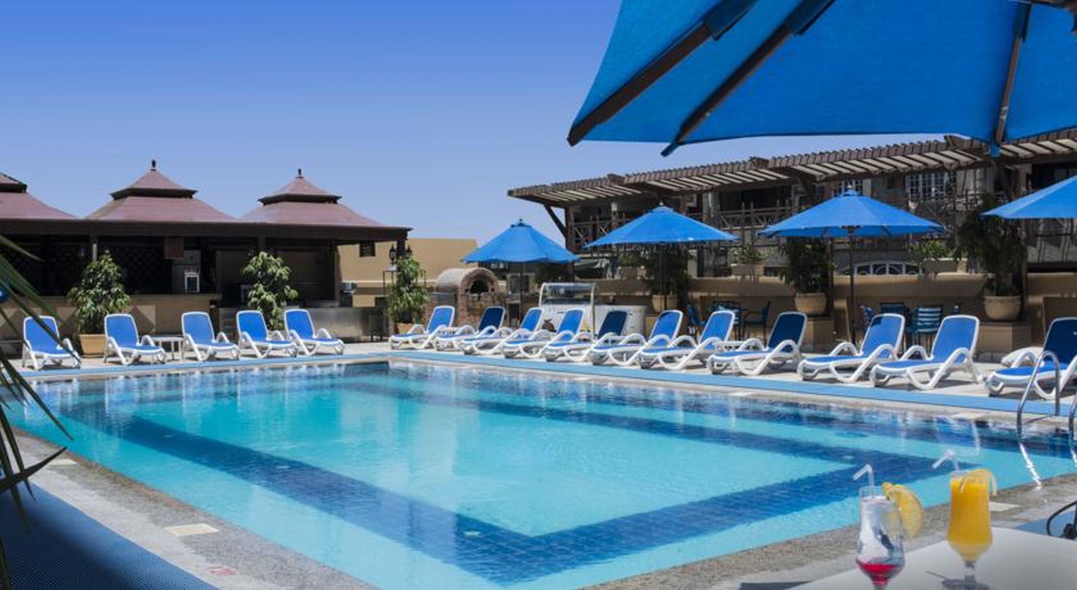 Safir Hotel Cairo Giza Bagian luar foto The pool at the hotel