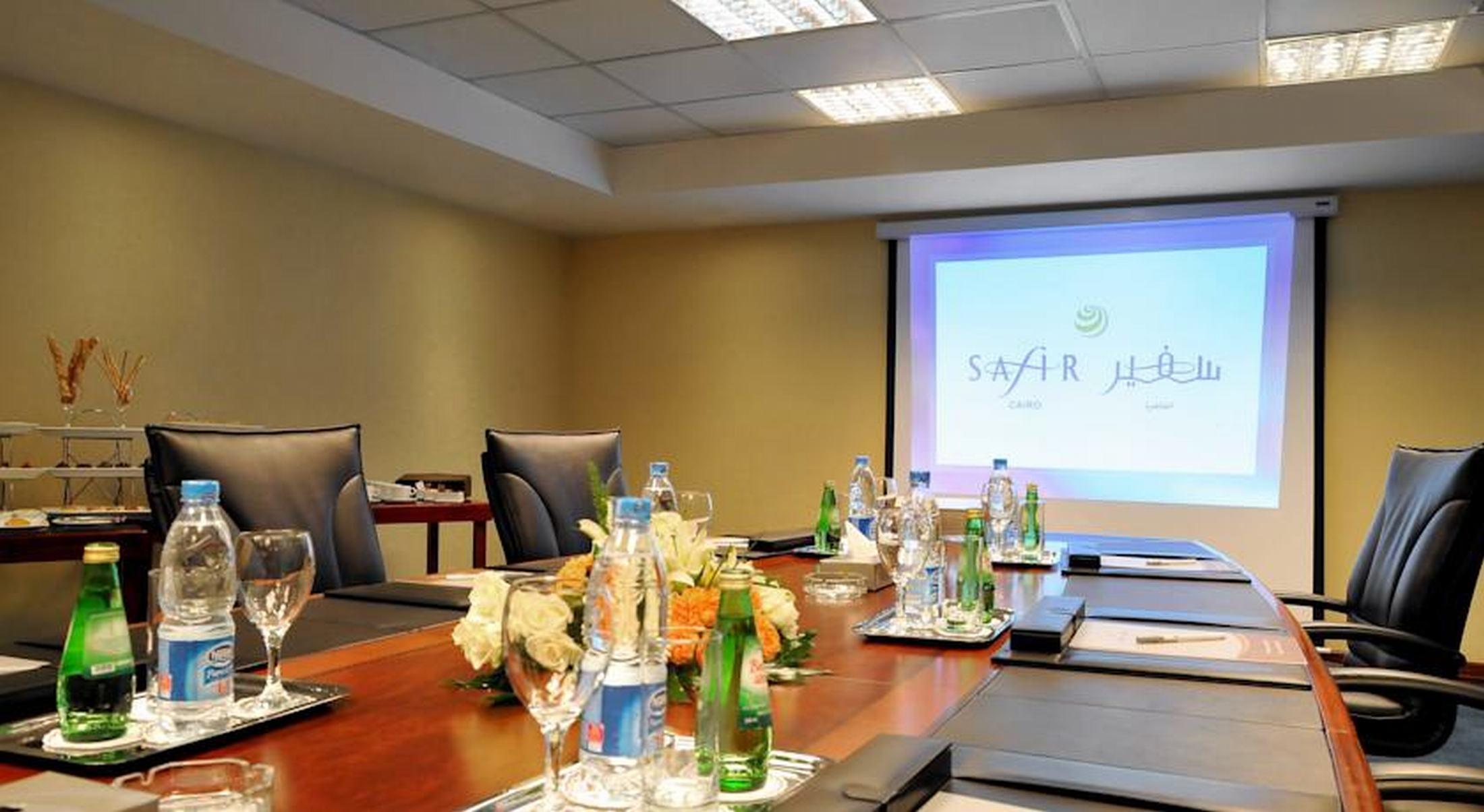 Safir Hotel Cairo Giza Bagian luar foto A meeting room at the hotel