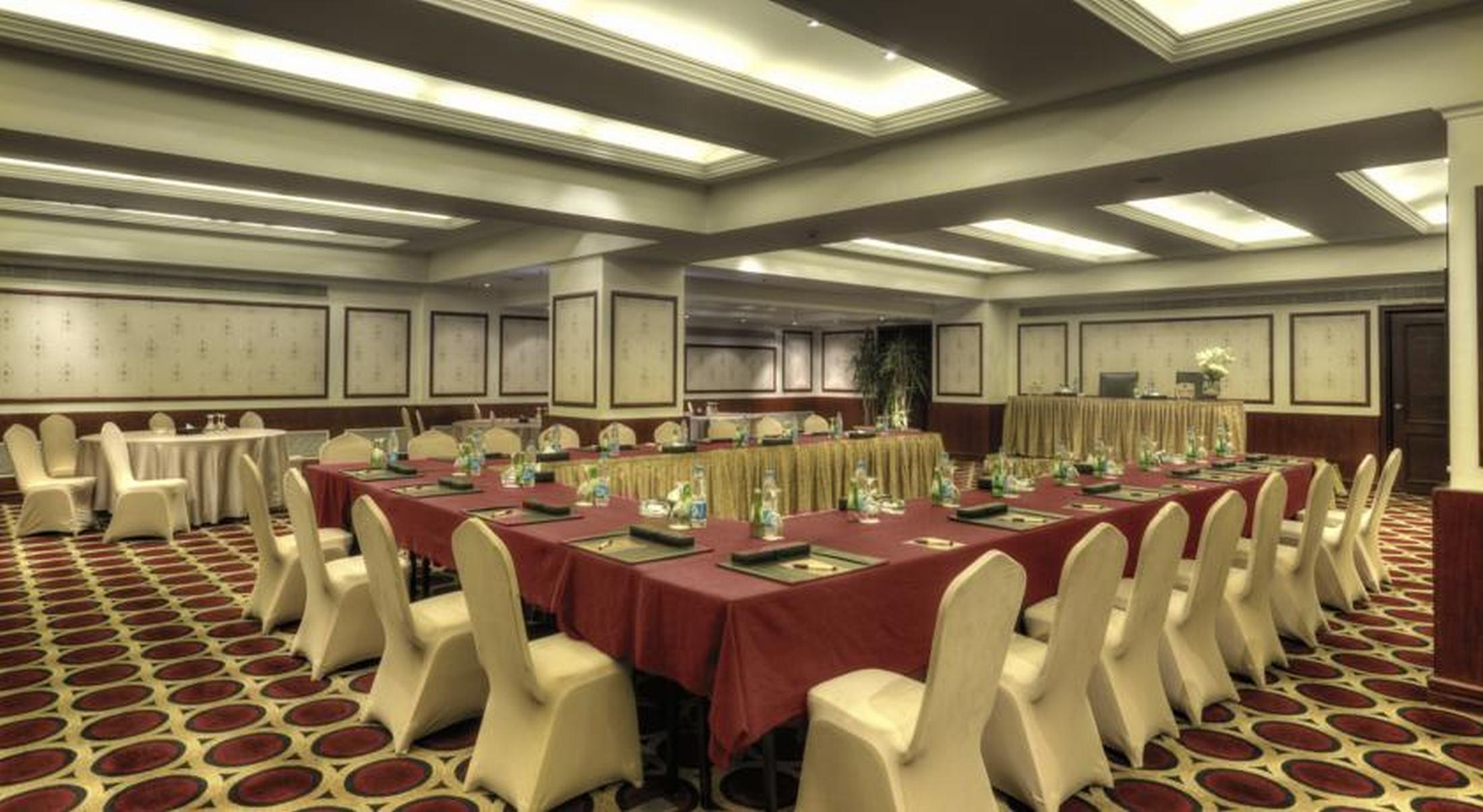 Safir Hotel Cairo Giza Bagian luar foto The Royal Meeting Room