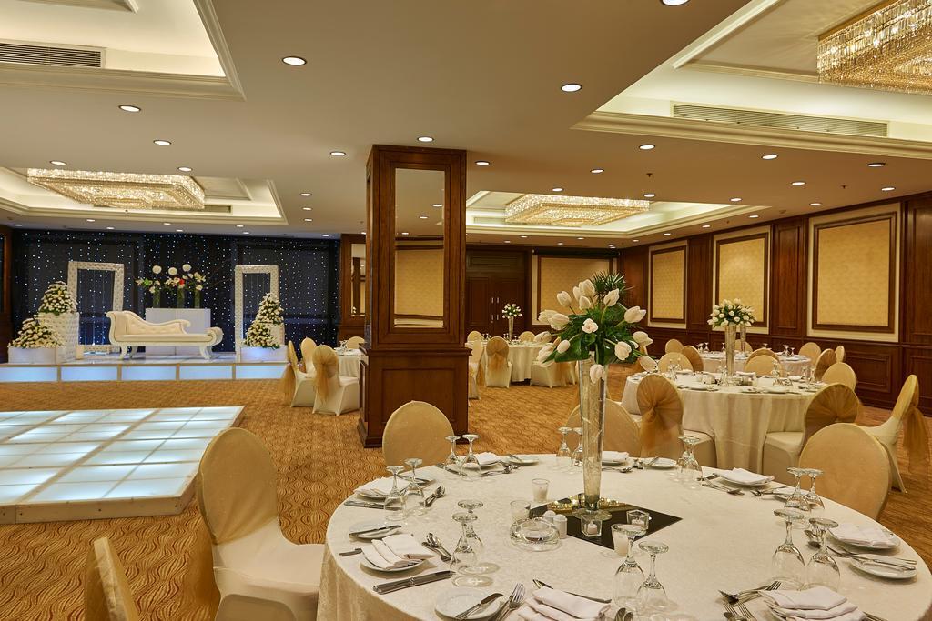 Safir Hotel Cairo Giza Bagian luar foto The ballroom