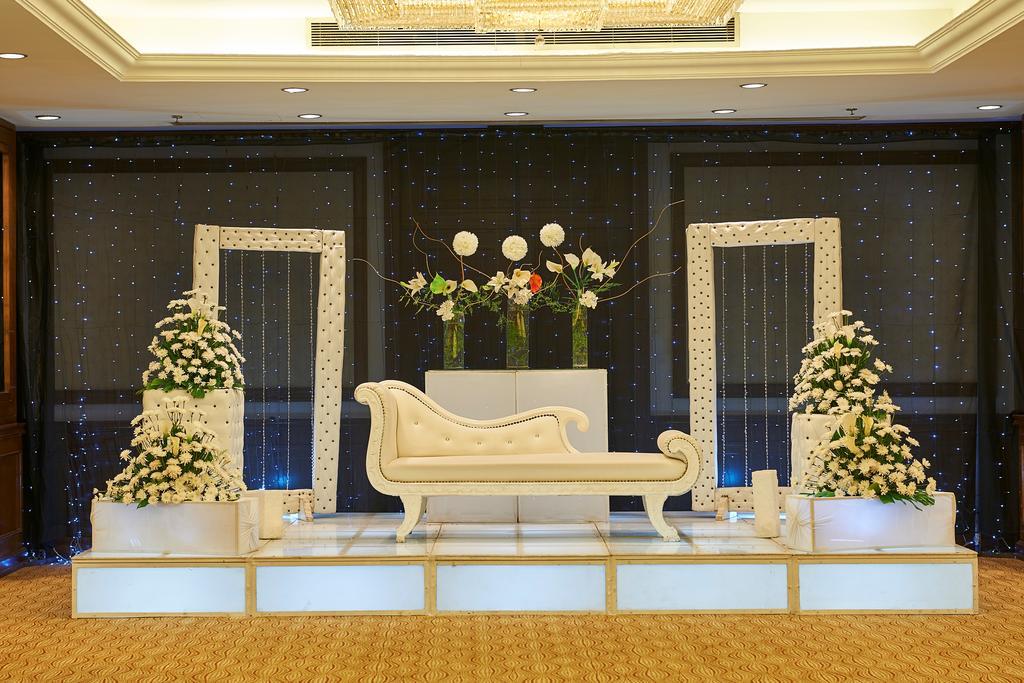 Safir Hotel Cairo Giza Bagian luar foto A modern Malay wedding stage