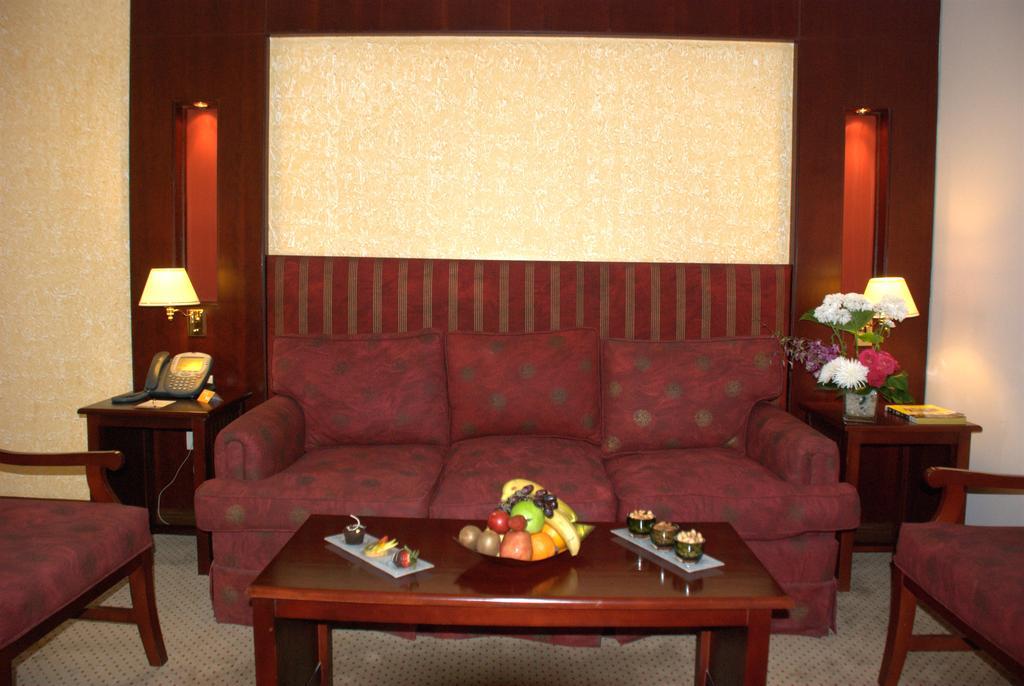 Safir Hotel Cairo Giza Ruang foto A suite at the hotel