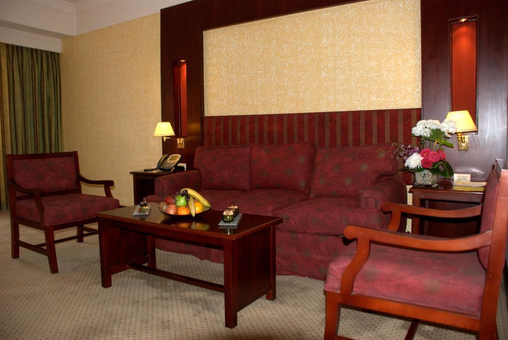 Safir Hotel Cairo Giza Ruang foto A suite at the hotel