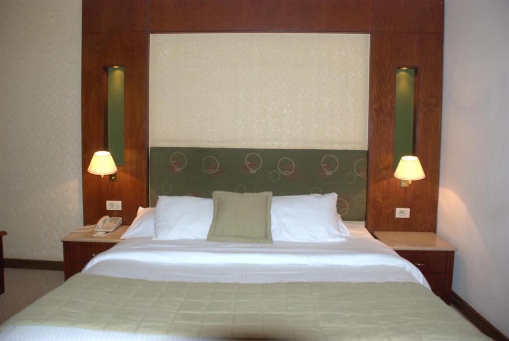 Safir Hotel Cairo Giza Bagian luar foto A bed