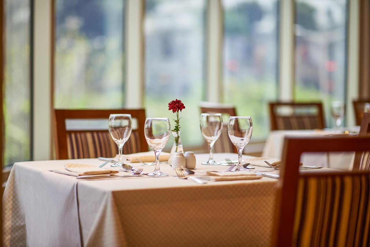 Safir Hotel Cairo Giza Bagian luar foto A table set for fine dining