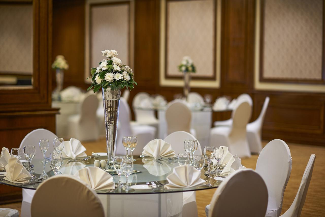 Safir Hotel Cairo Giza Bagian luar foto The ballroom